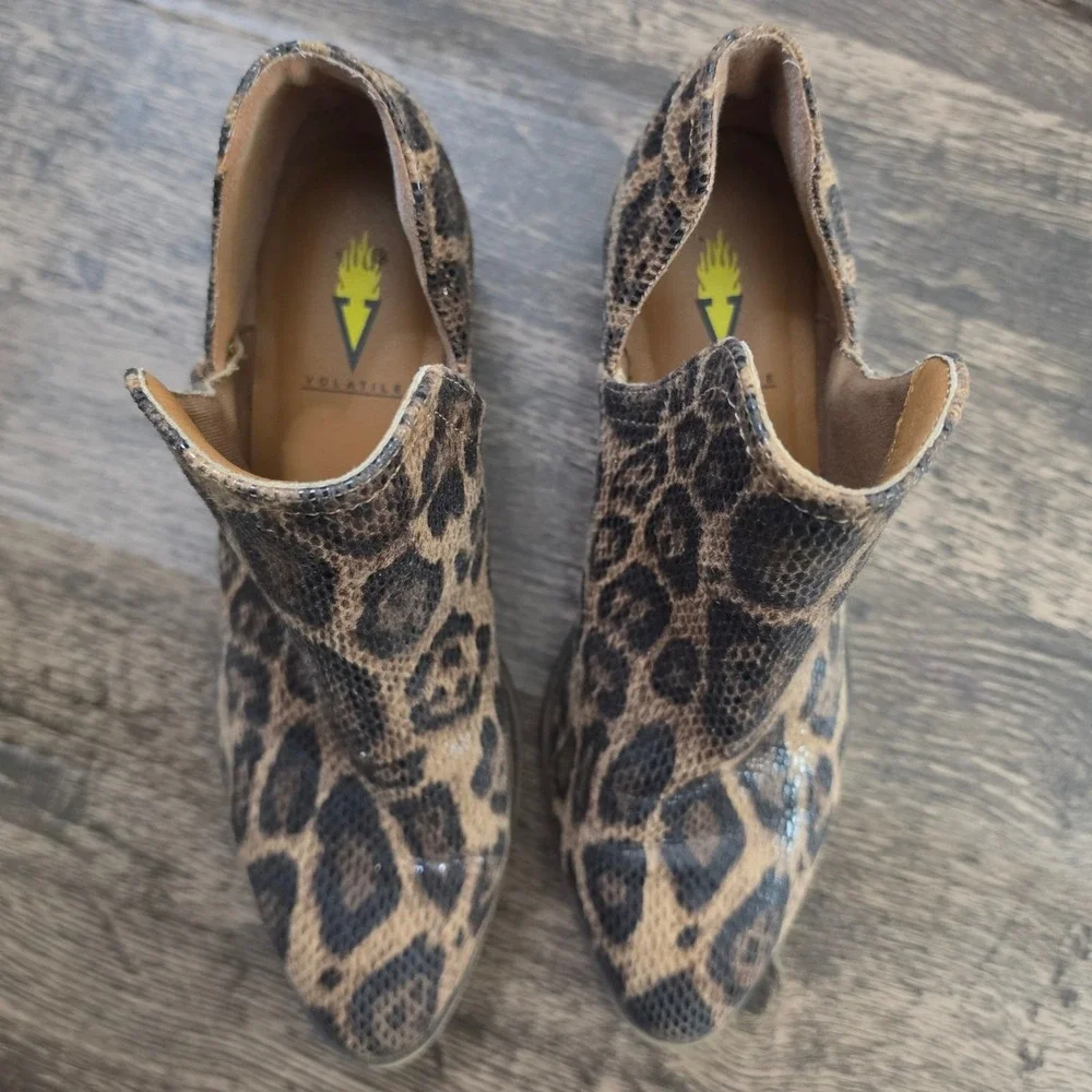 VOLATILE Ankle Booties Women Size 8 Brown Leopard Print‎ V-Cut Block Heel UQ001